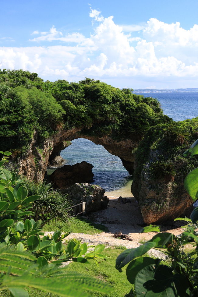 さらに裏側にまわると、こんな風景も・・<br /><br />おっ！下の方にもおりられそう・・