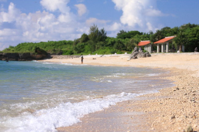 ビーチは、とっても遠浅の海ですが、下は岩場ですんで、ビーチサンダルはNG。脱げちゃうので、ビーチ用の靴が必要です。1日目のアウトレット：アディダスでそろいます。<br /><br /><br /><br />