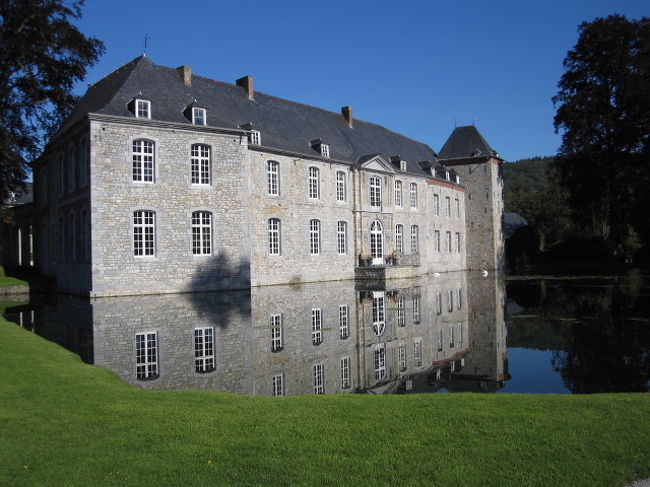 すごくきれい。<br />なんといっても、建物が<br />鏡のようにうつる水の透明さ。<br /><br />心が洗われる〜。