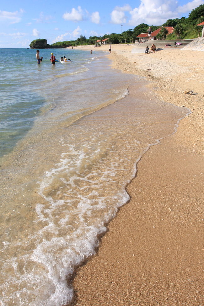 わたしもちょっぴり泳いだのですが、こちらは割愛・・。体が真っ白で恥ずかしいので・・（笑）<br /><br />当初、レジャーシートでも敷いて寝ていようかとおもっていたのですが、そういう日差しの具合ではありませんので、要注意です。サンオイルは必須です。