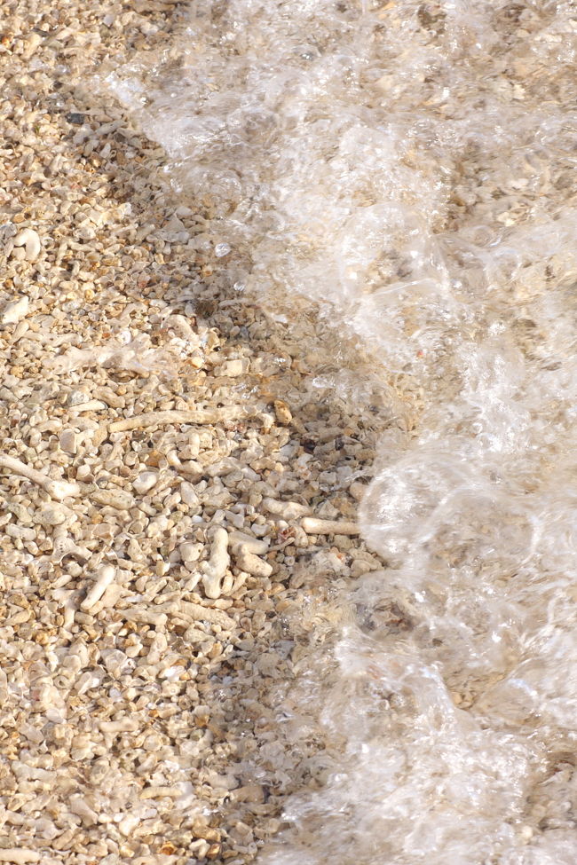波が押し寄せ、珊瑚の砂浜をカラカラと音を立てて消えていくのを眺めてみたりぃ〜