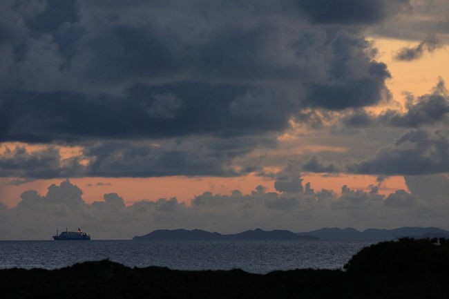 客船らしき船が横切ります・・