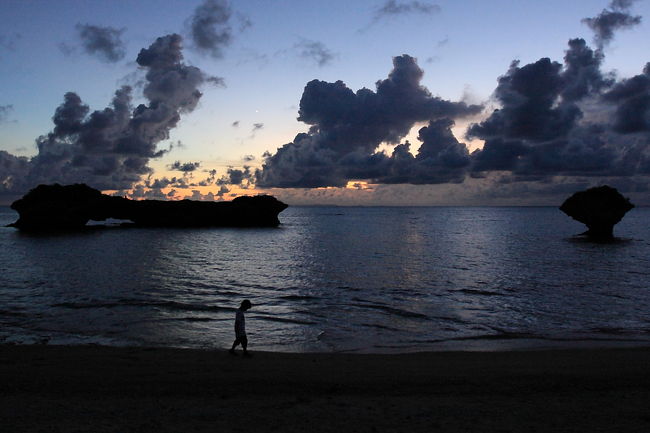 明日、雨がふる予定なので、若干雲が多いでしょうか・・。まぁるいのは見えなさそうですが、雲間に見えるオレンジの空が印象的です。