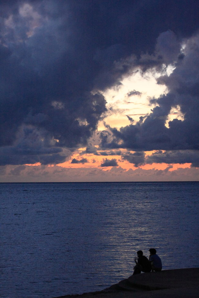 今回三脚をもっていかなかったので撮れなかったですが、この後、夜の残波岬へ行ってみたり、真栄田岬で満点の星空をみたりして、二日目は終了。<br /><br />自分一人ではこういった楽しみ方はしないので、とてもよい経験、癒しの一日となりました。<br /><br />おしまい！<br /><br /><br /><br />