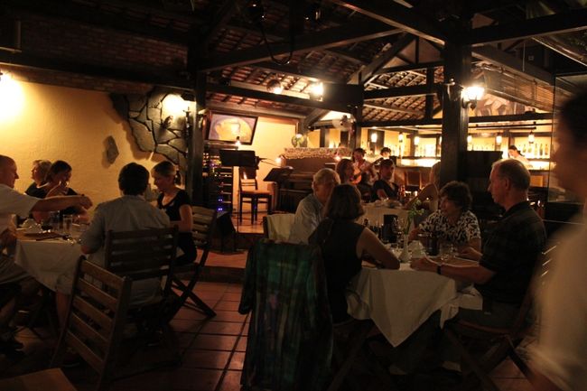 欧米系のお客さんが多い。<br /><br />バイオリン弾いたり、歌うたったりしてる。<br />こじゃれたレストラン。<br /><br />