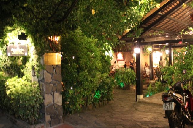 「シークレットガーデン」というお店。<br /><br />突然ありました。こんなとこに。<br /><br />知る人ぞ知る、です。