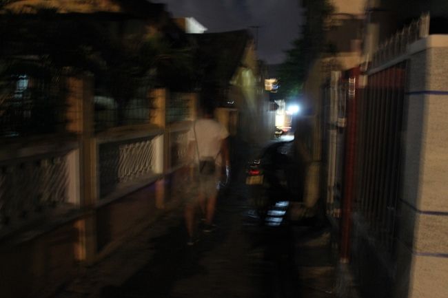 ブレてしまったが、こんな狭い民家の裏路地を入っていくと・・・<br />