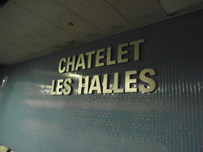 シャルル・ド・ゴール空港よりRERのB線に乗ってル・アールへ。<br /><br />４トラでもいつも議論になるRERは安全か？ですね。安全も危険も100％はないですから自己責任の選択と乗り方でしょうね。初心者の方にはあまりお勧めしません。