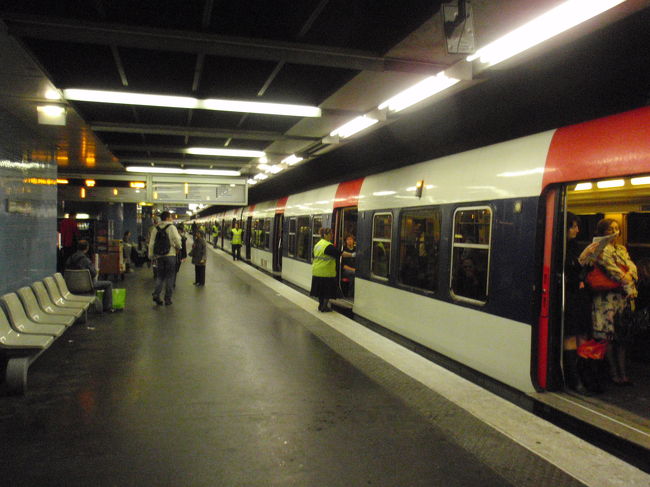 ル・アール駅はこんな雰囲気です。（朝のラッシュ）。<br /><br />空港から北駅の間は雰囲気が違いますね。