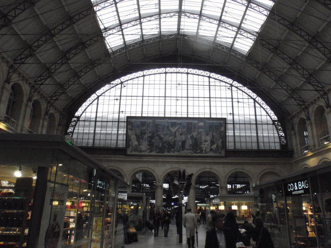 構内です。<br /><br />TGVの予約をしようとしたらナンシー行きのキップが午後にならないとないそうです。泣く泣くあきらめました。予定を切り替えてパリの散策をします。<br /><br />しかし明日のマルセイユのチケットはゲットしました。わーい！