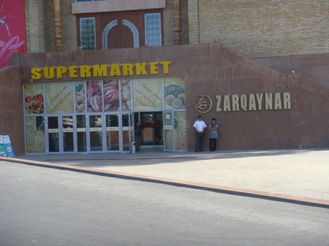 有りました。このスーパーまで来たら、後は道を訊くしか無いとか…<br /><br />と言う事で、その辺のおっちゃん達に道を訊きながら…と云っても、言葉判らんので、指差された方向に歩いて、また訊いて…