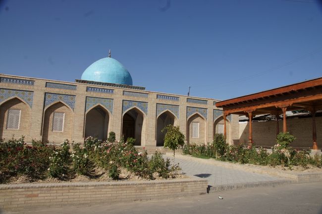 こちらのモスク？まで来て、また道を尋ねますと…