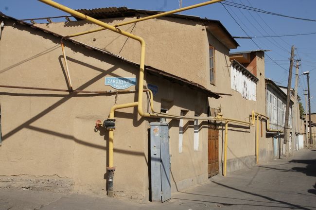 指差された方向に、通りの名前のかかれたプレートが。こちらが、ザルカイナル通りですな。<br /><br />後は、北へ歩いて行けば良いはず。