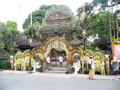 ウブド王宮では、翌日が王様の息子の結婚式という事で、準備におおわらわのようでした。