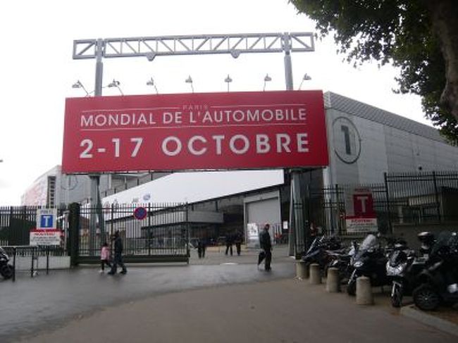 <br />入場料は１２ユーロ。<br />でも、入り口でダフ屋みたいなのがいて、<br />１０ユーロで入場料を買う夫たち。<br />子供はタダ。<br /><br />