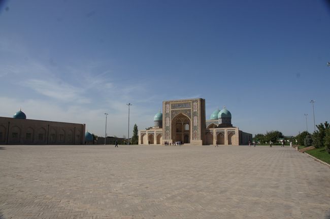 さて、広場へ。