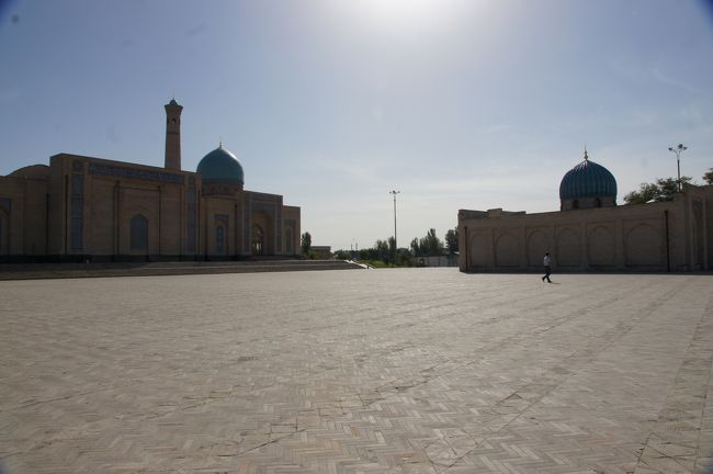 広い広場の周りに、色々な建物が取り囲むように建っています。<br /><br />旧市街とは、まるで別世界みたいな…