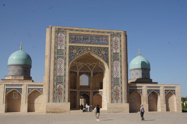 一番目立っているのは、こちら、バラク・ハーン・メドレセかな。