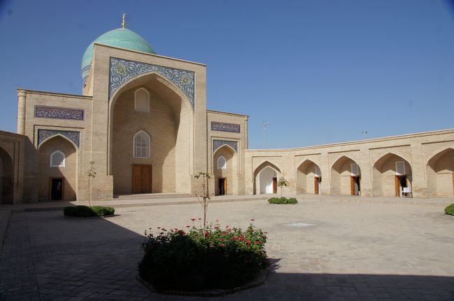 入ってみると…中庭と、小部屋にはそれぞれ土産物屋さん。もうすっかりお馴染みの組み合わせ。こんな所に土産物屋はいらんのだけど。