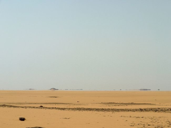 蜃気楼！生まれて初めて肉眼でみました。<br /><br />カップルの席に身を乗り出して撮らせていただきました。<br /><br />湖のようなところがそうです！