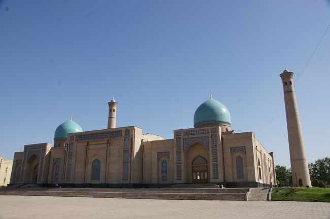 広場を挟んで、バラク・ハーン・メドレセの向かい側は、ジュマ・モスク。こちら、かなりの規模ですねぇ。