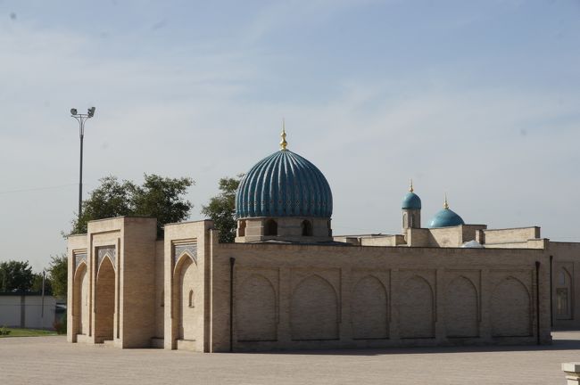 メドレセの手前の建物は…近付くだけで、ポリスが両腕で×。了解いたしました。