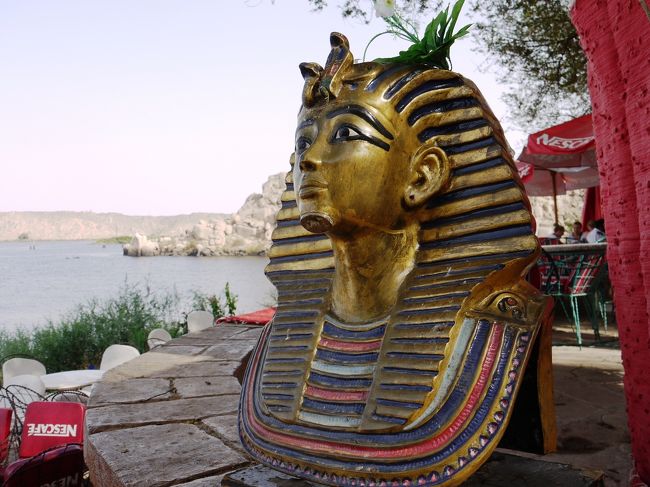 ツアーメンバーさん達。<br />なぜかカメラに食い付く。。。<br />自由時間なのに、同じ箇所に固まるメンバー達。<br /><br />スプライト１本補給。