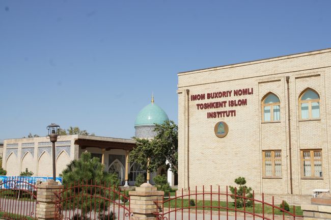 広場の北側にあるのは、イスラームの学校かな？学生さん？の賑やかな声も聞こえていたりします。