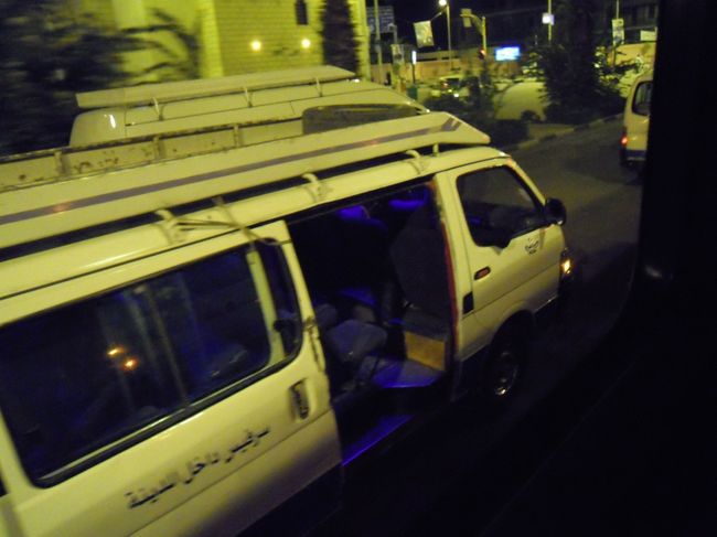 冷房がないので、ドア全開で走行中の車です。