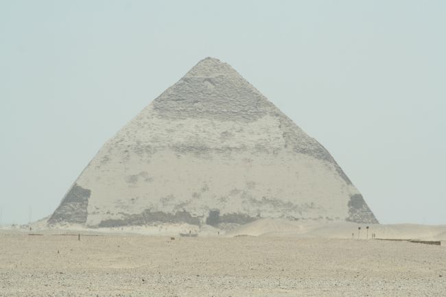 赤のピラミッドから見える屈折ピラミッド。望遠レンズを最大にして撮りました。いつか、この屈折ピラミッドも近くで見てみたいな。
