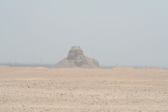 こちらも赤のピラミッドから見える崩れピラミッド。望遠レンズ最大でもこの程度しか撮れず。。。