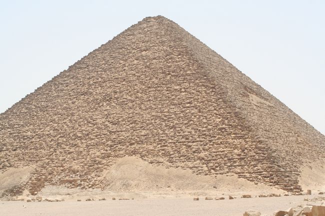 ギザ近郊のダハシュール。赤のピラミッド。
