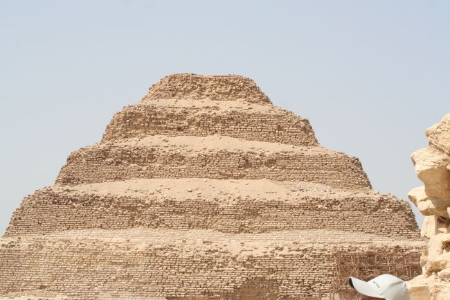 サッカラの階段ピラミッド。ここを訪れた午後は暑さがマックスでのんびり見ている余裕がありませんでした。