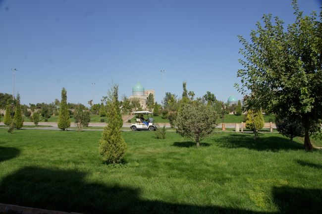 広場の北側は、芝生の緑が心地良く…ベンチで一休みしてから、チョルスー・バザールに戻ります。