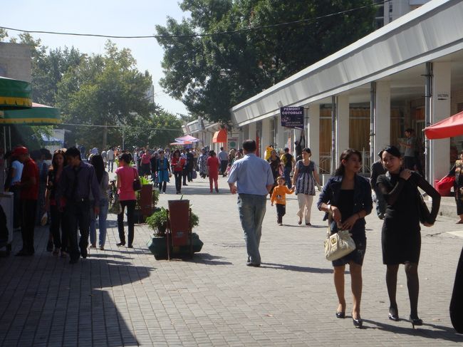 バザールを冷やかしながら、地下鉄駅へ。駅の南の方にも行ってみます。<br /><br />こちらの通り、食べ物屋さんとか商店とかで賑わってますね。