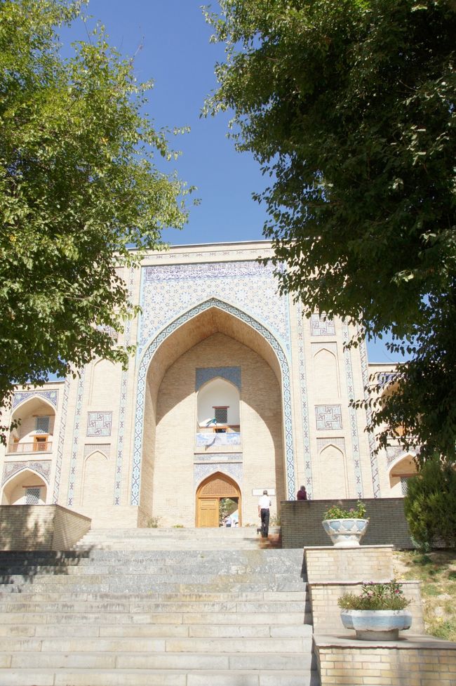 んで、こちらのメドレセ、クカルダシュ・メドレセに到着。期待していたほど大きくは無いかな。