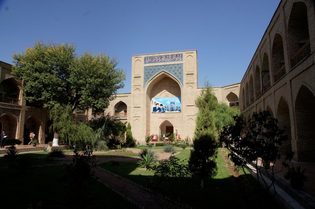 中にも入って良さそうですね。お邪魔します。綺麗な中庭に…土産物屋が無いのね。