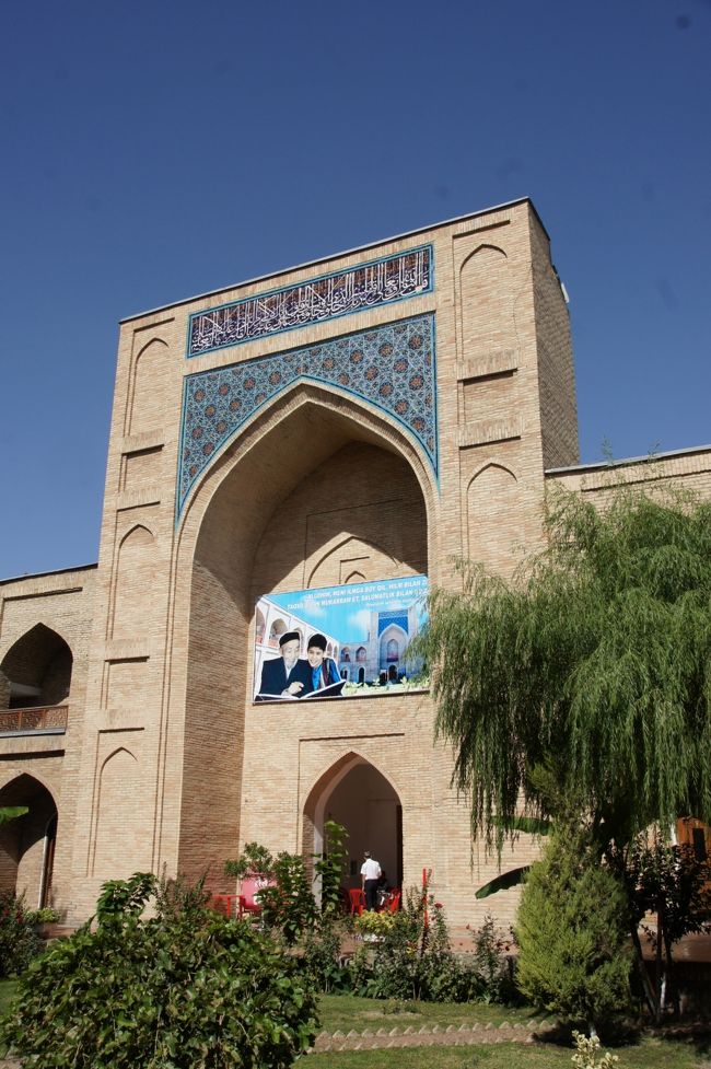 ぐるっと右側の回廊を進んで、真ん中辺りに来ると…こっから先は、講義中だから立入禁止と言われまして…現役のメドレセなんやぁ。