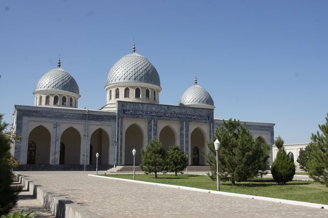 いままで見て来たモスクとは、随分作りが違うような気がしますね。