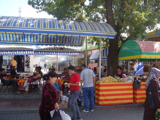 また、賑わう通りを通って地下鉄駅へ。駅の周りでは、やたらと闇両替人に声かけられます。もう、スムいらんし、目の前にポリスが居るんだが…<br /><br />−−−−−−−−−−−−−−−−−−−−−−<br />全日程はこちらへ<br />http://4travel.jp/traveler/hhb00102/album/10511623/