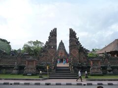 最後は944年建立のバトゥアン寺院。入り口で寄付が必要。サルンという腰布を付けてもらいます。聖なる山を表す割れ門を通って中へ。中には多くの彫刻や絵画があります。