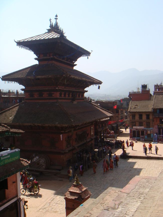 ニッタラポラ寺院に上る。<br />バイラヴナート寺院が傍に立つ。