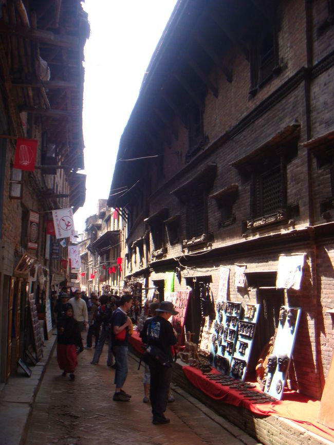 細い路地にも店がある。