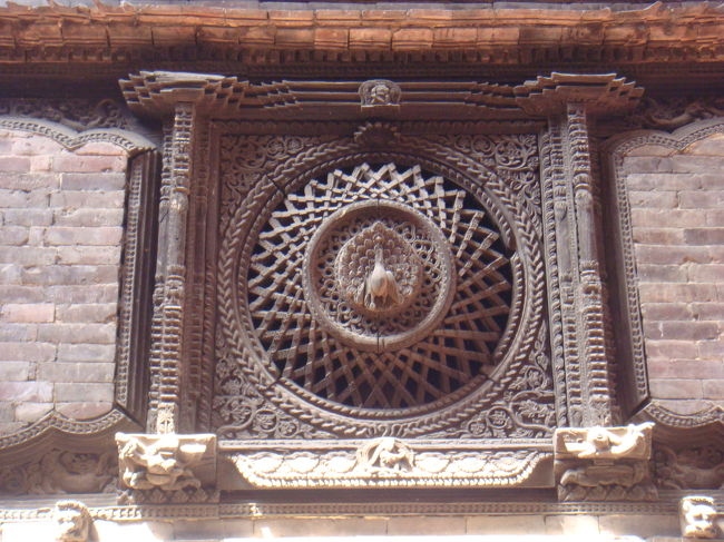 孔雀の窓と呼ばれる建物の彫刻。