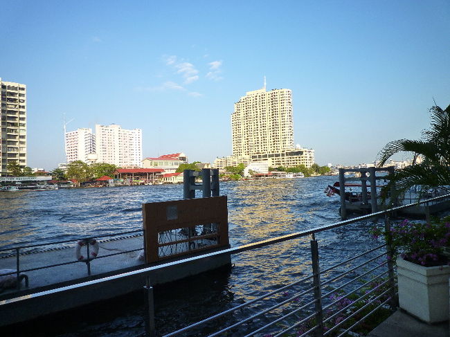 本日も快晴なり！！絶好のクルーズ日和じゃぁあああ！！！！！（？）<br /><br />川は青くてきれいに見えますが、　か　な　り　汚いです…。色んなものがふよふよ浮いてます。<br />船待ってる間、おっちゃんが食パン持ってきてちぎっては川に投げ入れてたんですが、それを川魚（ナマズ？）が食らう光景が怖いのなんのって…。<br />すごいがっついてるわ、一匹一匹がでかいわで…((´д｀)) ﾌﾞﾙﾌﾞﾙ