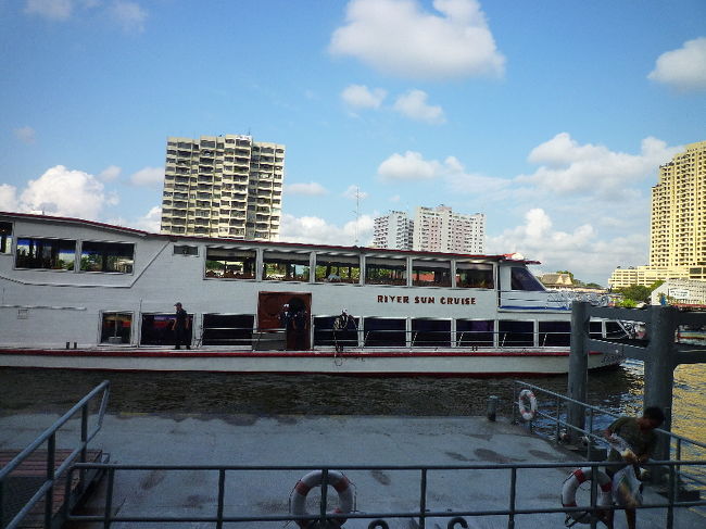 待つこと数十分、船がやってまいりました。<br /><br />外装はちょっと年季入ってますが（笑）中は結構綺麗でしたよ（＾＾