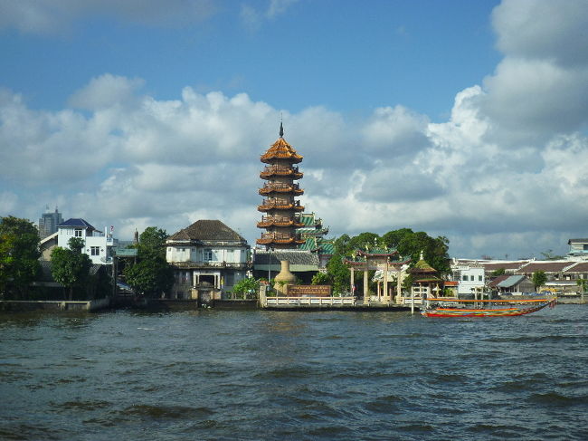 ここからはクルーズ中に気になったものを激写しまくってました。2時間弱のクルーズで100枚ぐらい撮ってて自分でびっくりした…（←<br /><br />タイ版五重塔？？