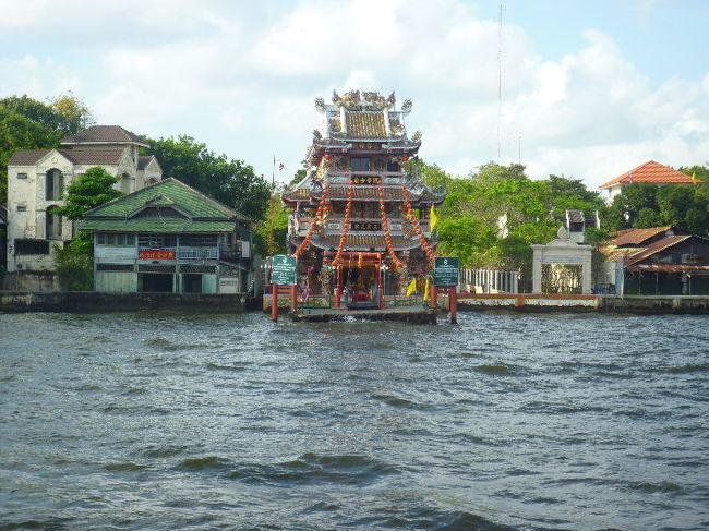 これは中華風ですかね。タイ風では…ないですよね…。<br />ま、どっちにしろ派手なんですけど…