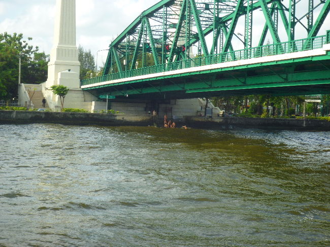 よーーーく見るとわかるんですが、川で泳いでいる人達が…。<br /><br />し、信じられない…。<br /><br />日本人がこんなことやったら、翌日確実に体調崩すと思う（笑）