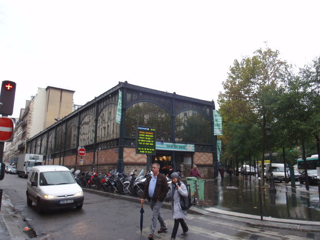 駅を少し西へ行くとマルシェがありました。